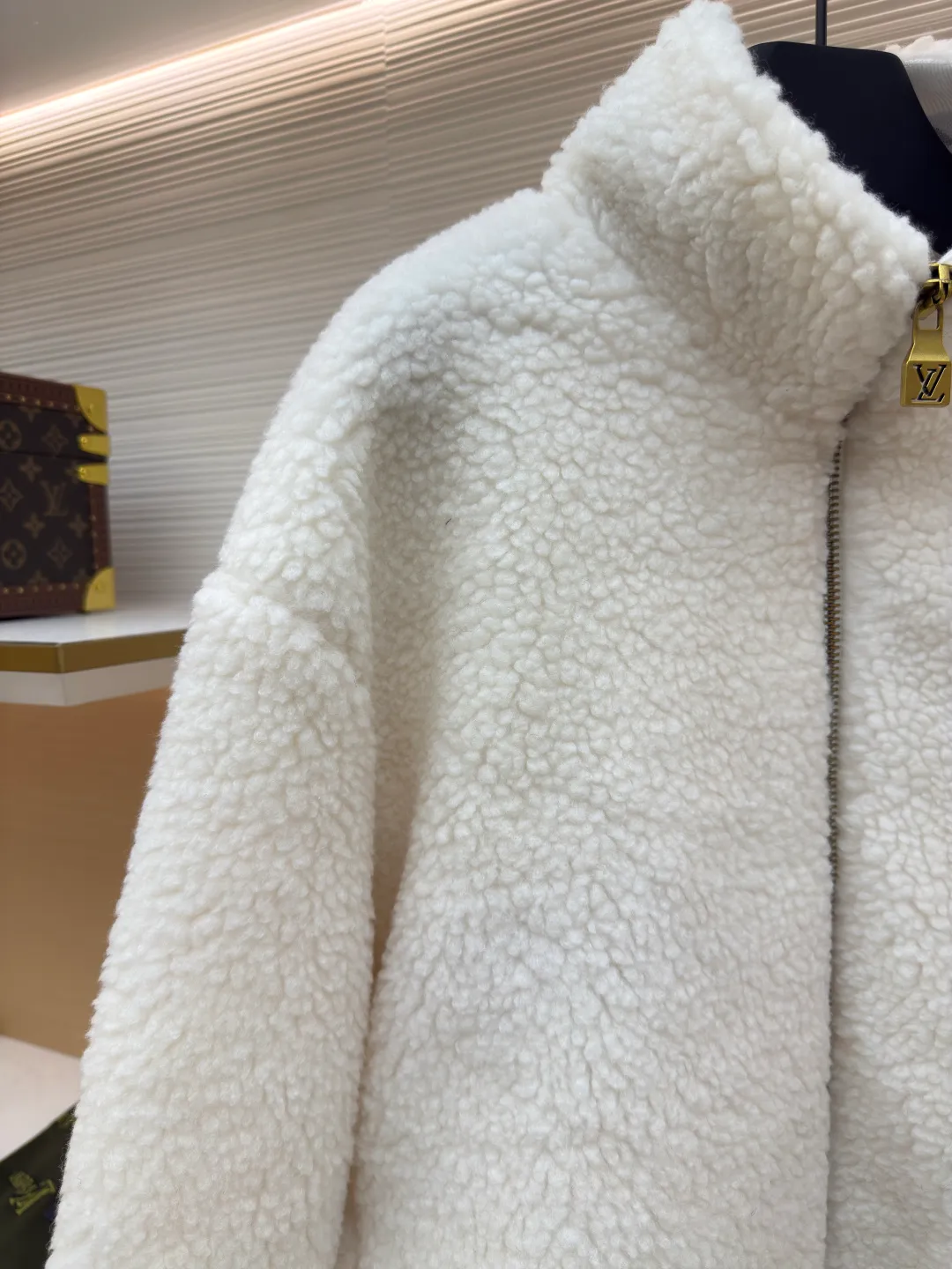 LOUIS VUITTON Teddy sheep wool blended suede tunic jacket ●Authentic product: Purchased and developed by 16841 ●Item number: 1680679-B70 ●Fabric: Lamb wool fabric ●Technology: Positioned cutting machine ●Version: Fitted version ●Weight: about 865 grams ●Size: S-M-L-XL ●Description: Made of high-quality lamb wool fabric, the fluff is fine and soft, rich to the touch, the fluff is tight and even, not easy to shed, ensuring the quality and durability of the jacket; the collar adopts a stand-up collar design, which has been treated with special technology to be stiff and stylish, which can protect the neck from cold wind; the brand on the zipper head The logo is exquisite and compact, adding to the beauty of the details; the brand leather patch on the left chest is made of high-quality material, and the embossed brand logo is clear and three-dimensional, with full texture, which enhances the recognition and high-end sense of the jacket; during the sewing process, the stitches are fine and even, especially the splicing of the lamb wool fabric, which is smooth and firm. The overall wiring is straight and delicate, the fabric is comfortable and soft, and the color is consistent without color difference. It can be matched with the same style to create a fashionable look and control various occasions. Customized accessories, complete with three standards, same style for men and women!